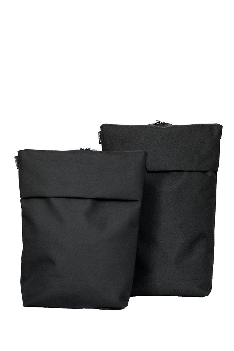 Ryggsäcken finns i två storlekar som rymmer en 13 tums respektive en 16 tums laptop.