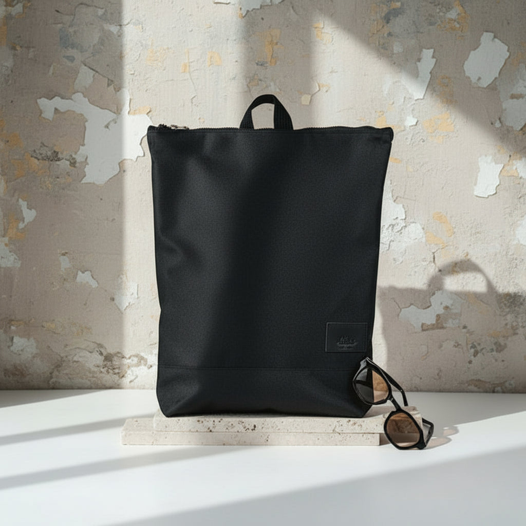 Vattentålig ryggsäck i slitstark polyester med läderförstärkning på väskans nedre del