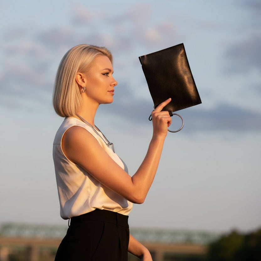 Clutch Nina With a Ring Handle