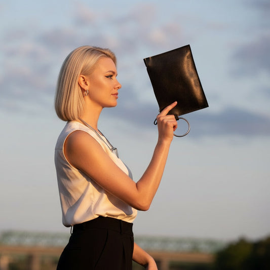 Clutch Nina With a Ring Handle