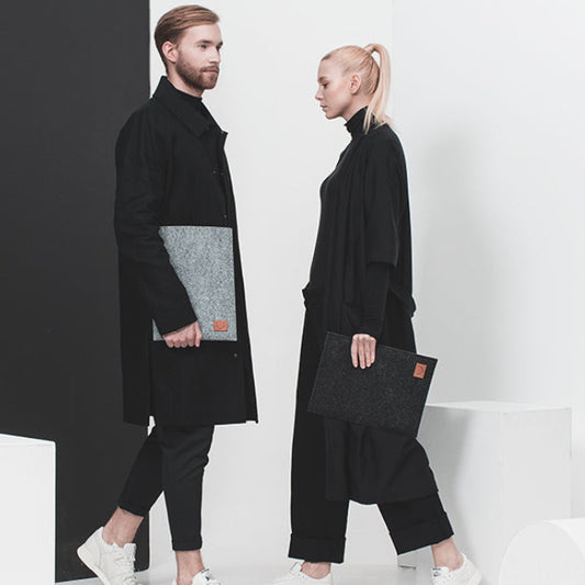 Bodem laptopfodral i grått och mörkgrått, nästan svart. För 15 tums laptop. Kvinna och man. 