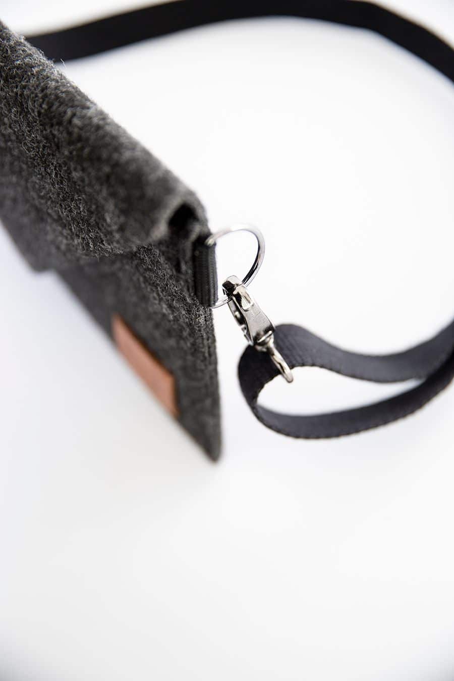 Diskret och elegant miniväska i filt - crossbody - Stadspuls