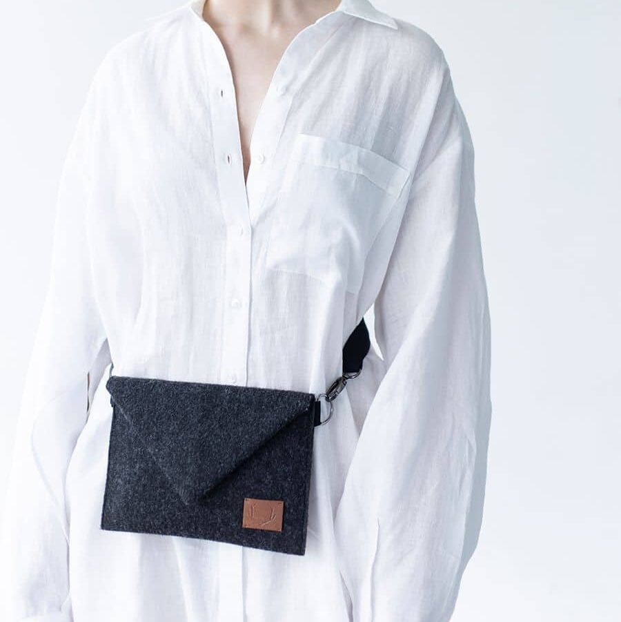 Diskret och elegant miniväska i filt - crossbody - Stadspuls