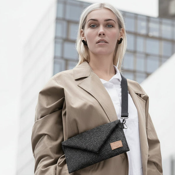 Diskret och elegant miniväska i filt - crossbody - Stadspuls