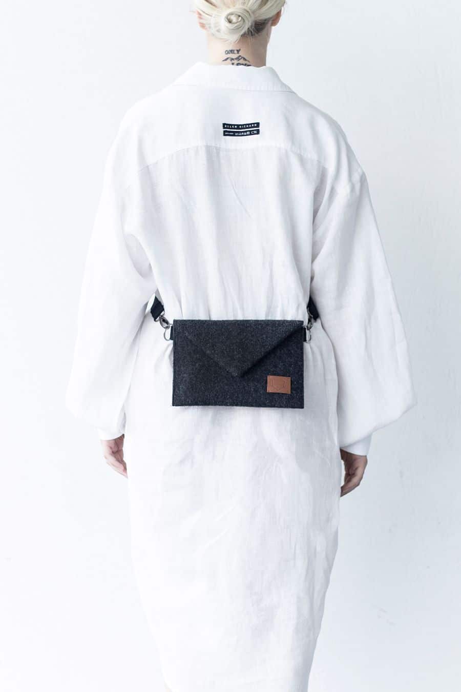 Diskret och elegant miniväska i filt - crossbody - Stadspuls