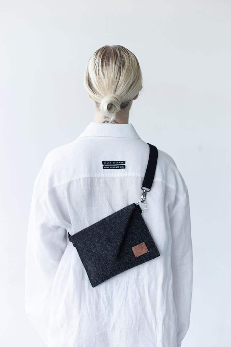 Diskret och elegant miniväska i filt - crossbody - Stadspuls