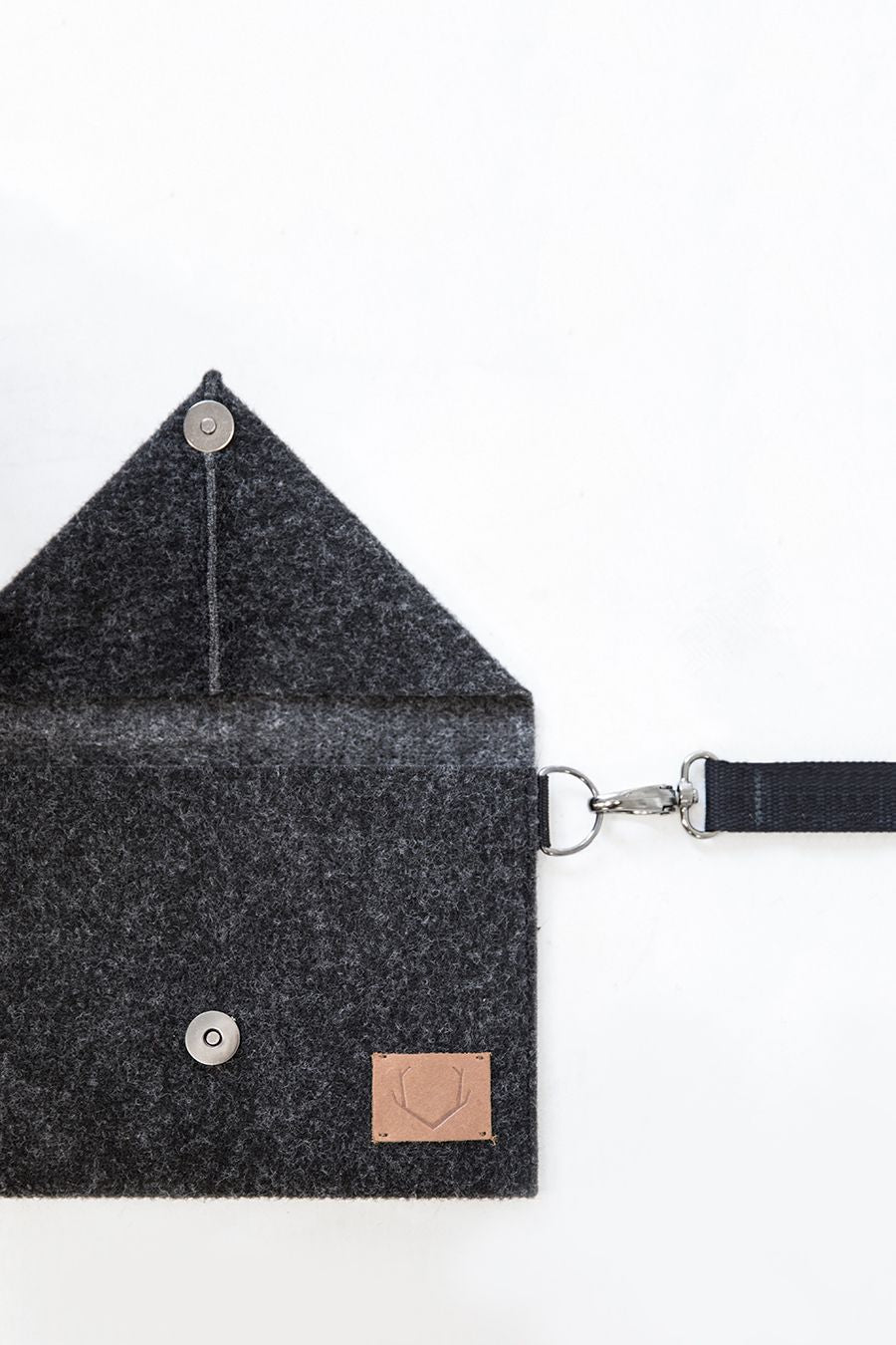 Diskret och elegant miniväska i filt - crossbody - Stadspuls