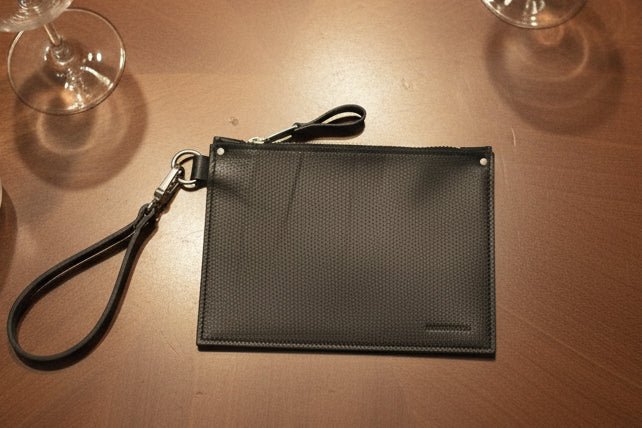Elegant clutch med handledsrem i svart läder - 19 x 25 cm - Stadspuls