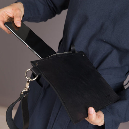 Elegant clutch med handledsrem i svart läder - 19 x 25 cm - Stadspuls