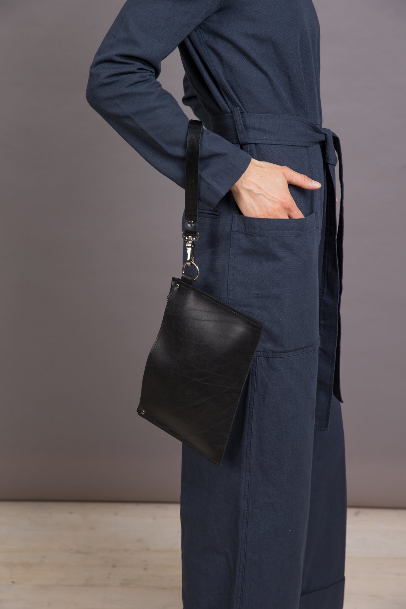 Elegant clutch med handledsrem i svart läder - 19 x 25 cm - Stadspuls