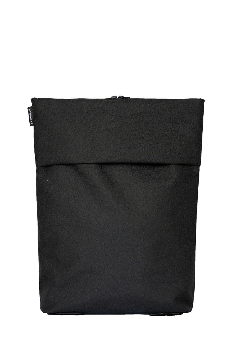 Svart stilren ryggsäck som är synnerligen minimalistisk och estetisk när den är på ryggen.