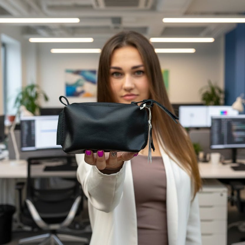 Liten XXS sminkväska i svart läder - Stadspuls