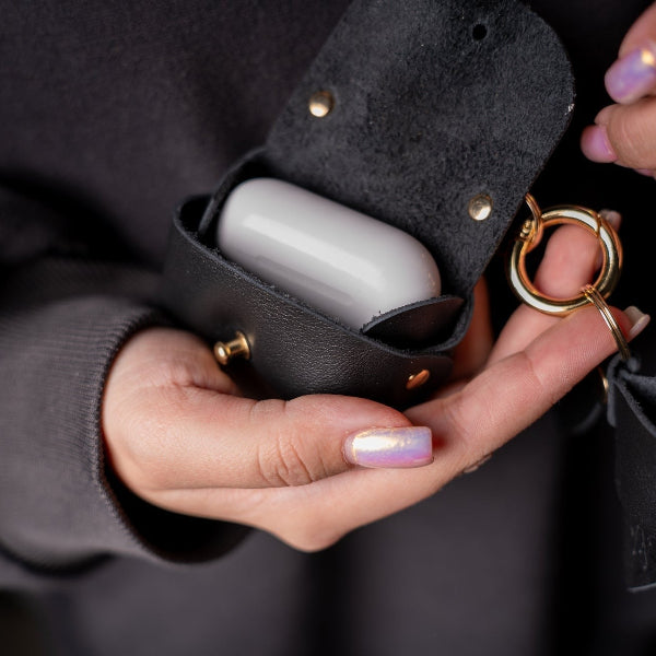 Väskberlock - charm - i läder med rosett och liten väska - Stadspuls