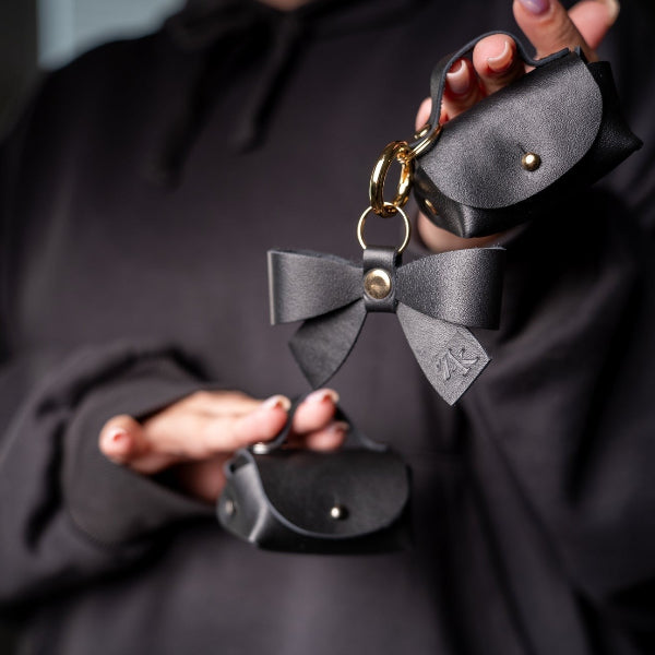 Väskberlock - charm - i läder med rosett och liten väska - Stadspuls