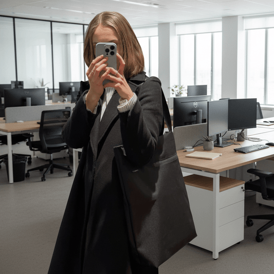 VIK Nordhale tote - mellanstor väska i svart kanvas - 10 liter - Stadspuls