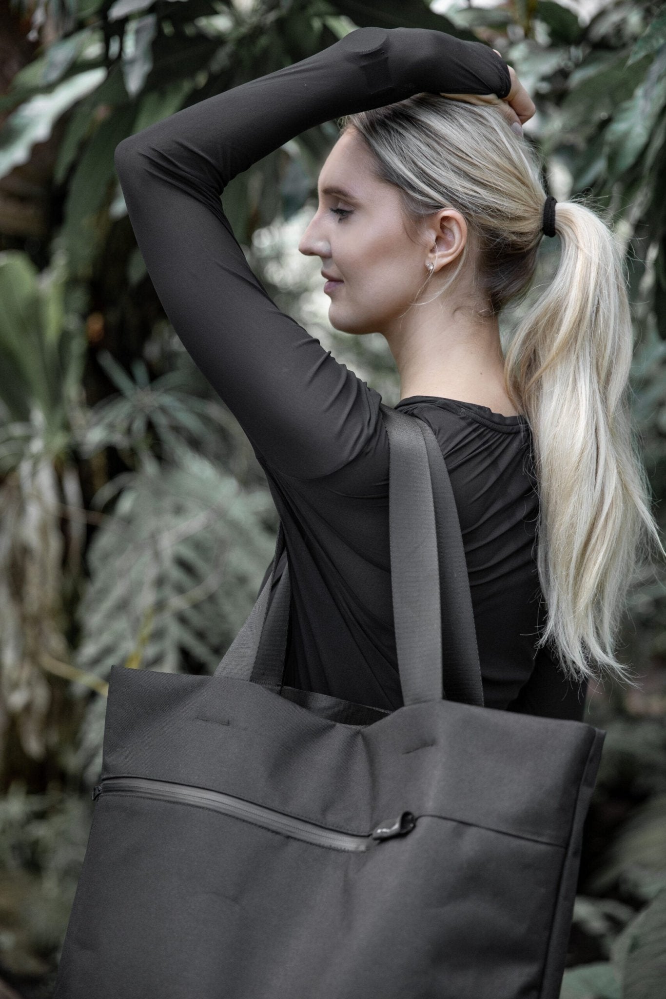 VIK Nordhale tote - rymlig stor väska i svart kanvas - 20 liter - Stadspuls