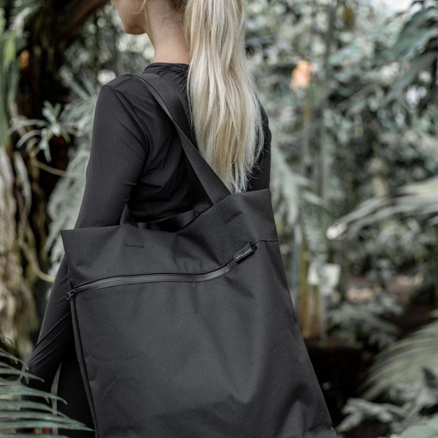 VIK Nordhale tote - rymlig stor väska i svart kanvas - 20 liter - Stadspuls