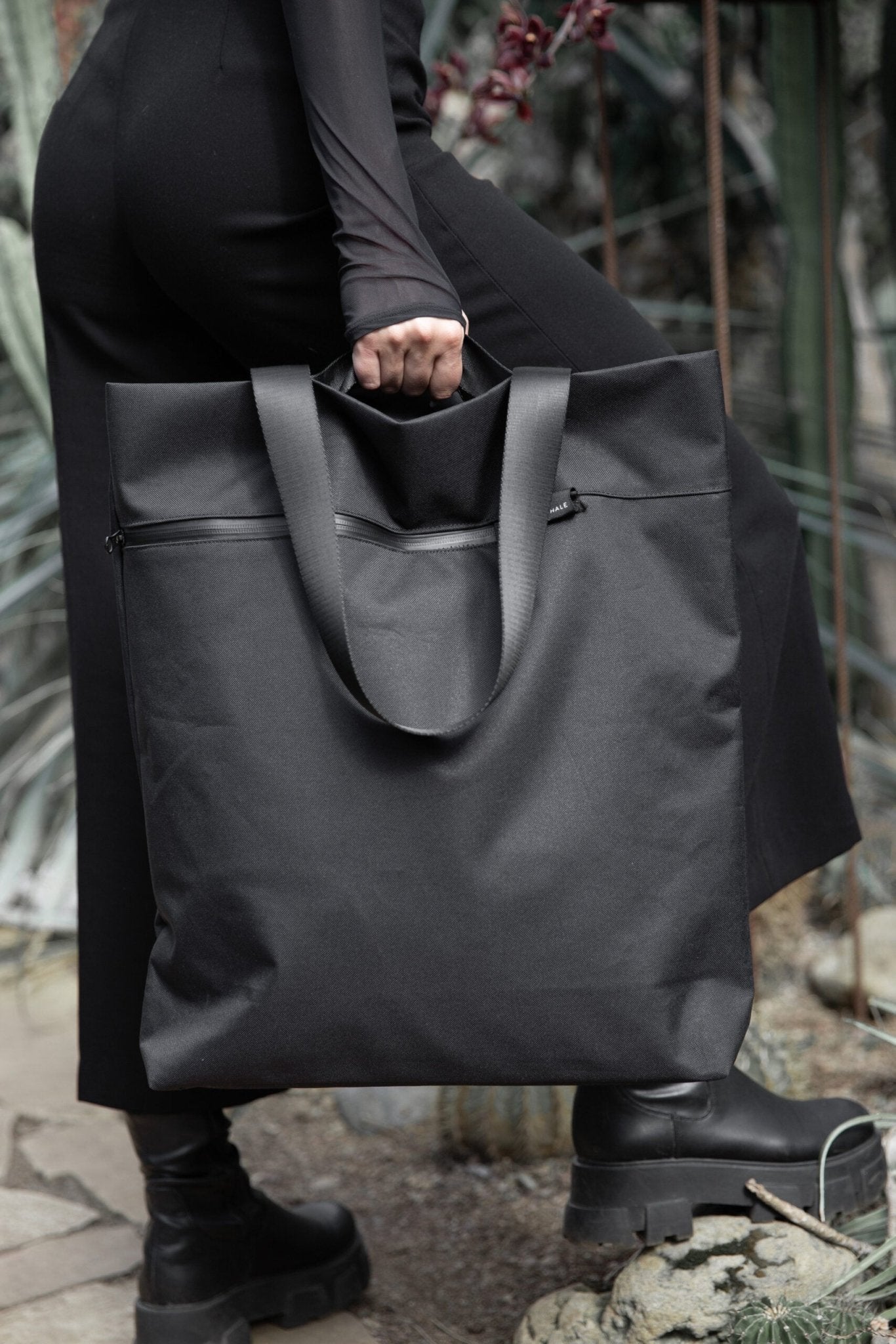VIK Nordhale tote - rymlig stor väska i svart kanvas - 20 liter - Stadspuls