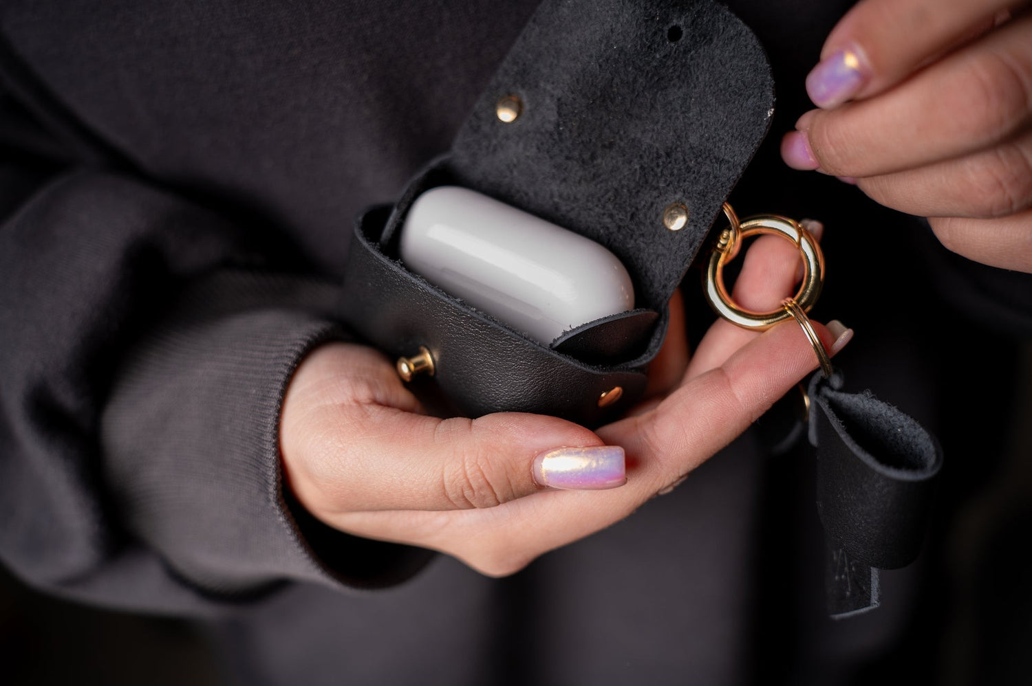 I vår väskberlock i läder med miniväska och rosett ryms småsaker du vill ha lätt tillgängliga.